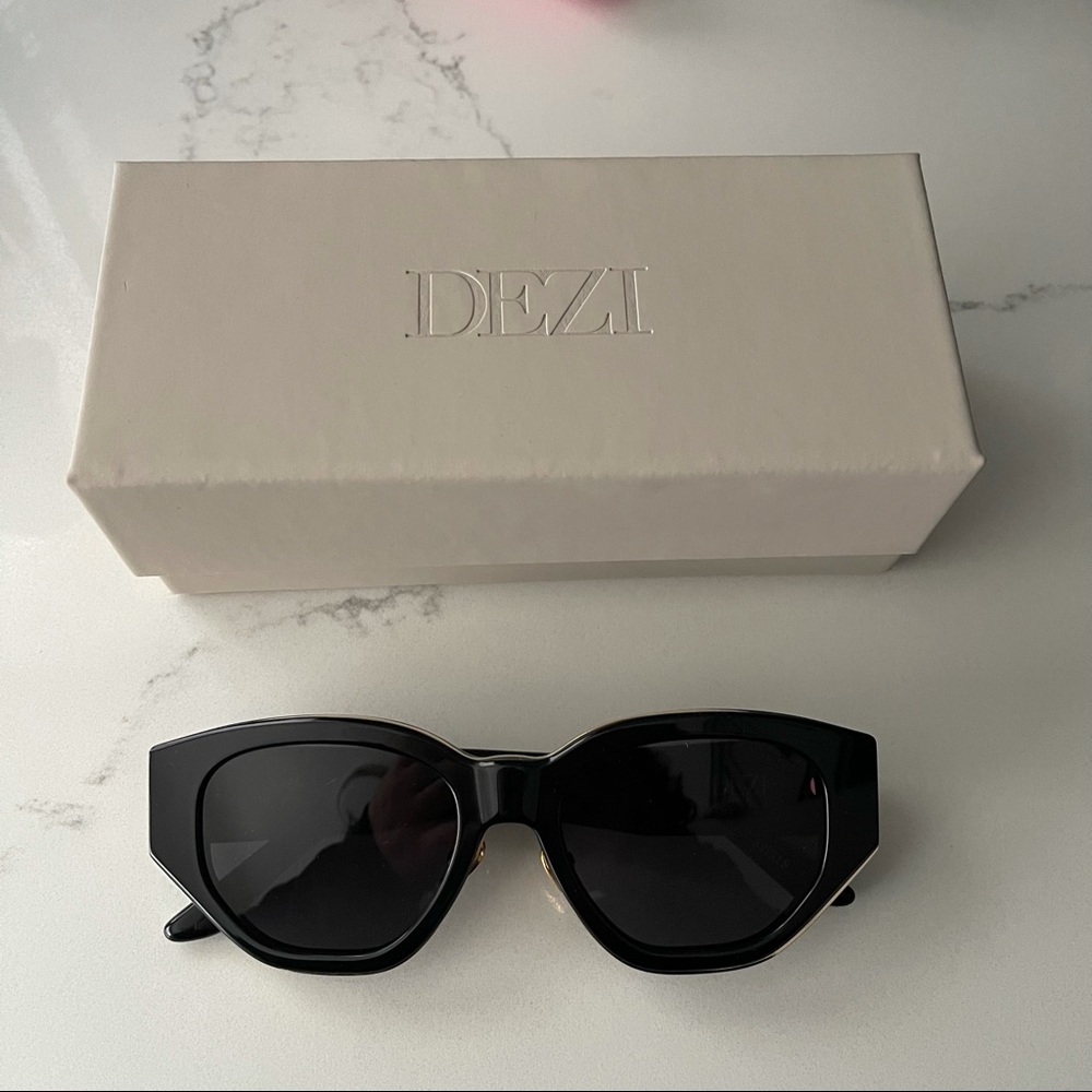 NWOT Dezi charge it sunglasses in black
